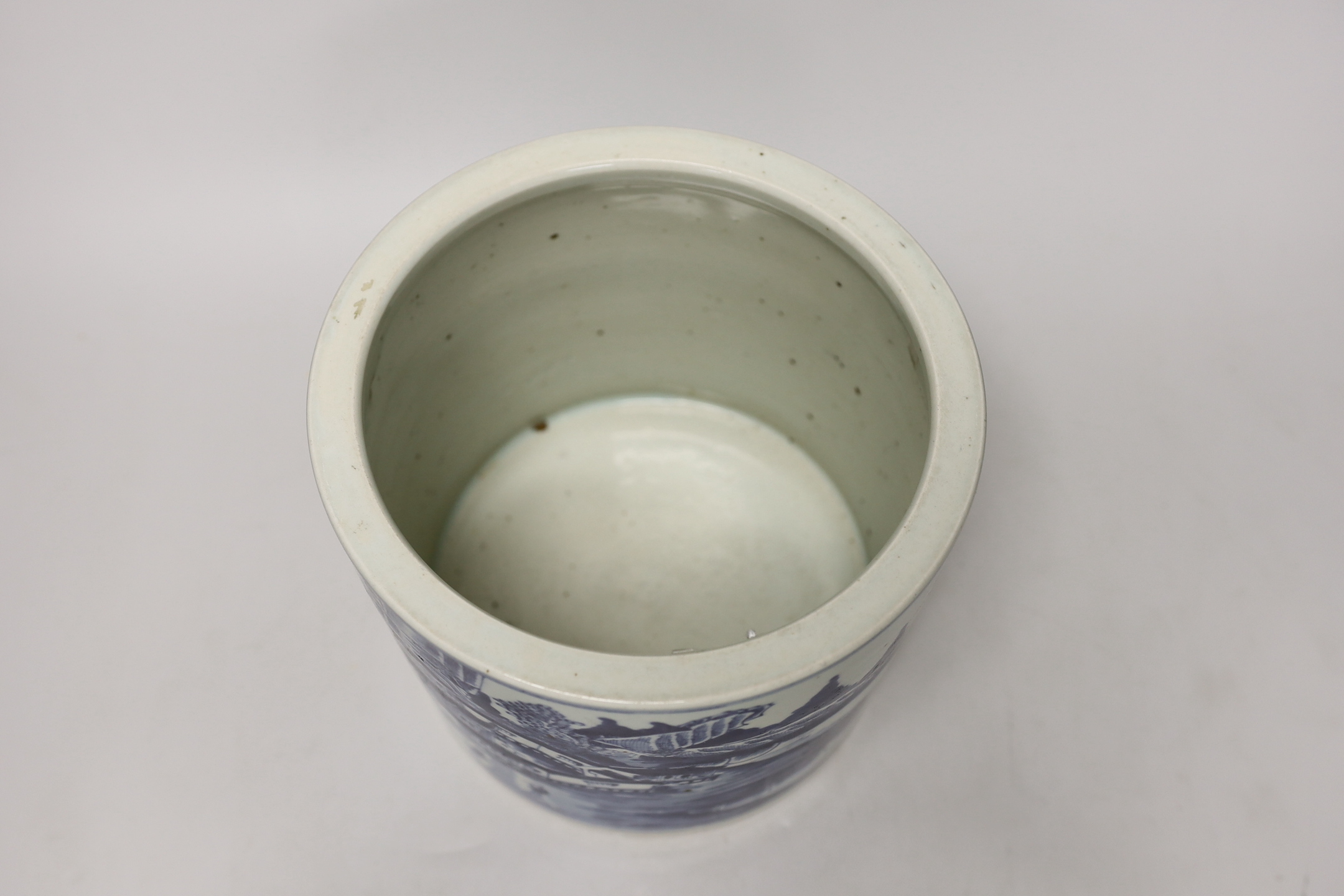 A Chinese blue and white brushpot, 17.5cm high